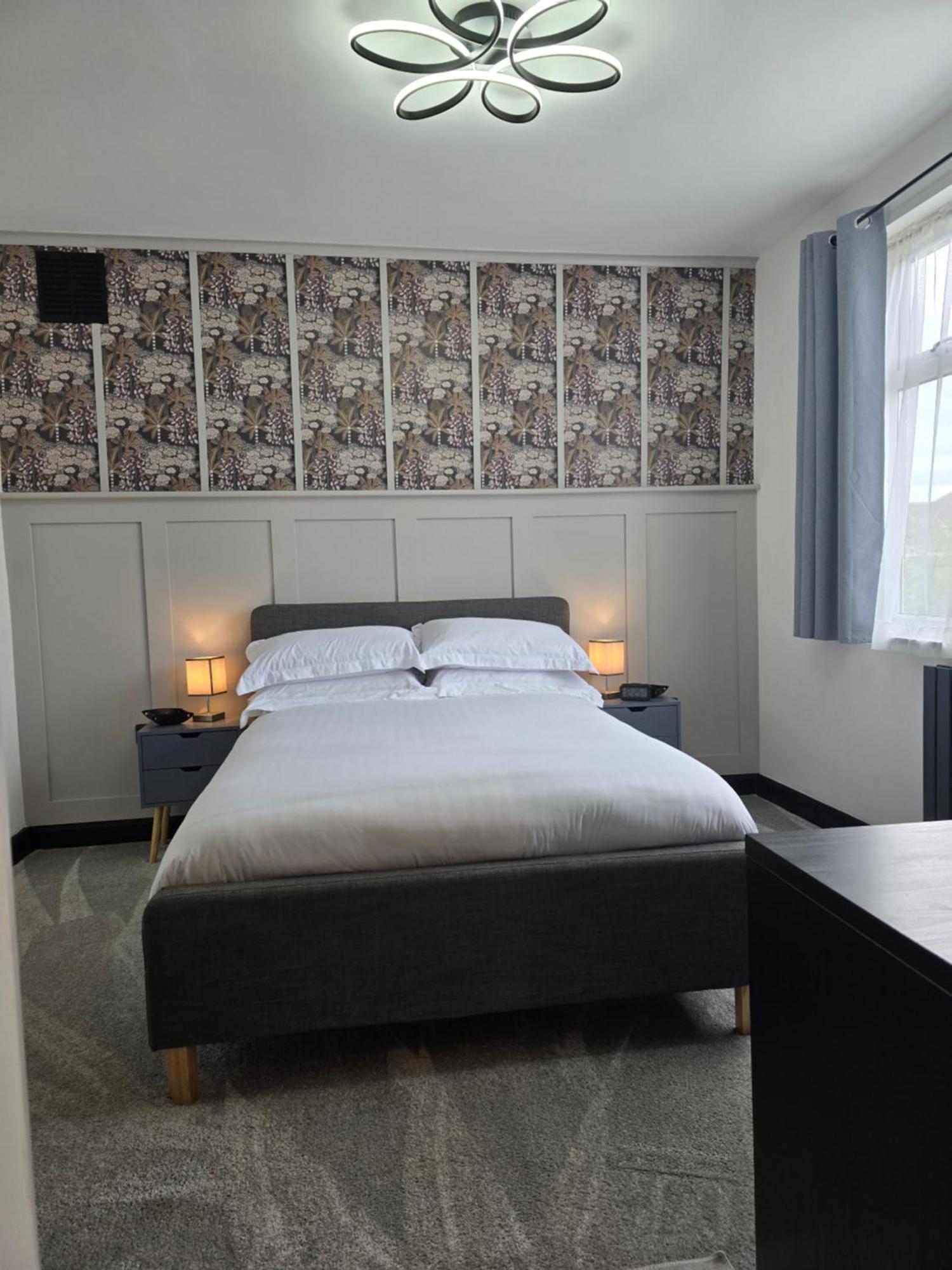 Double With Ensuite Bathroom Feltham