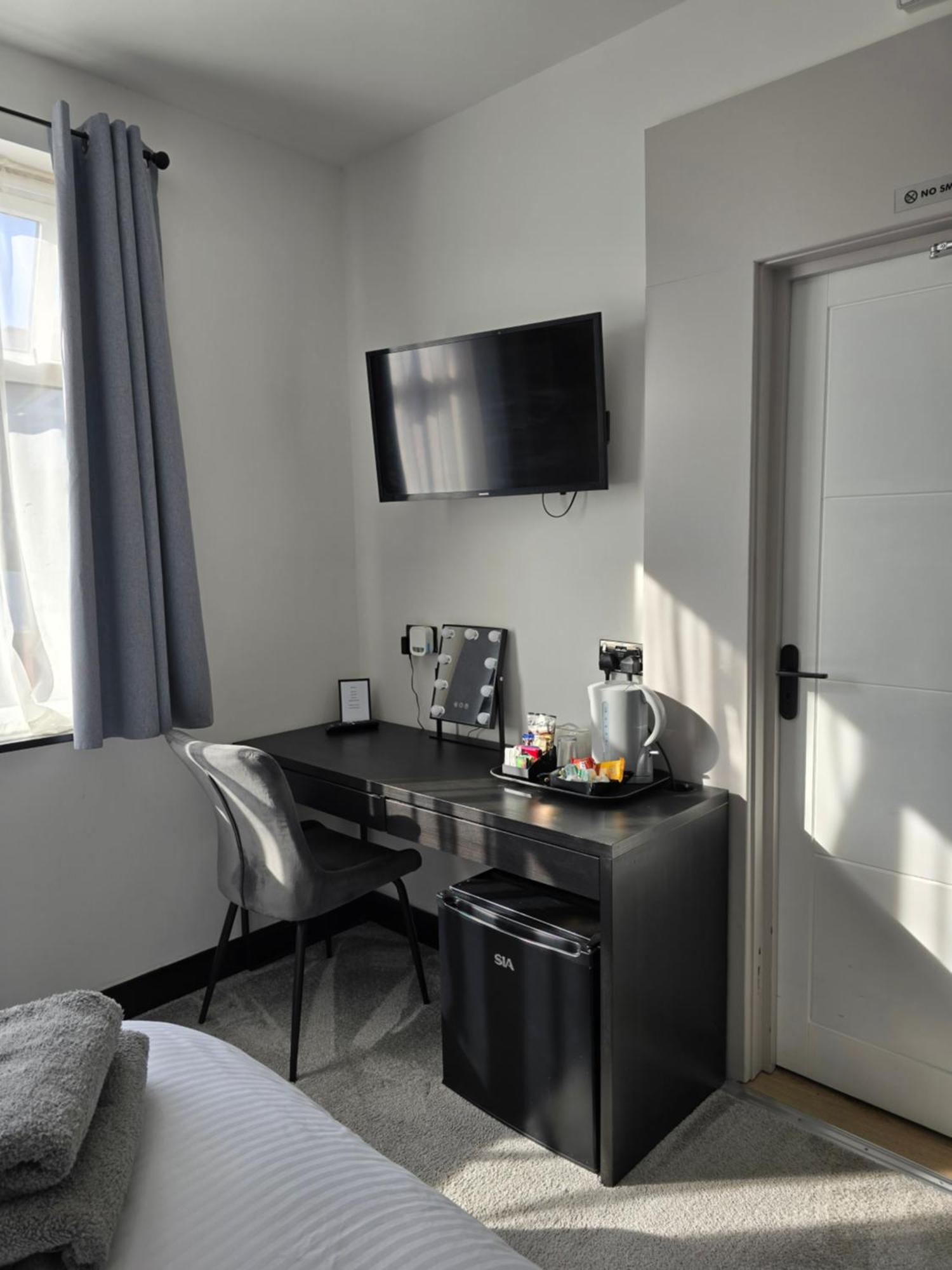 Double With Ensuite Bathroom Feltham